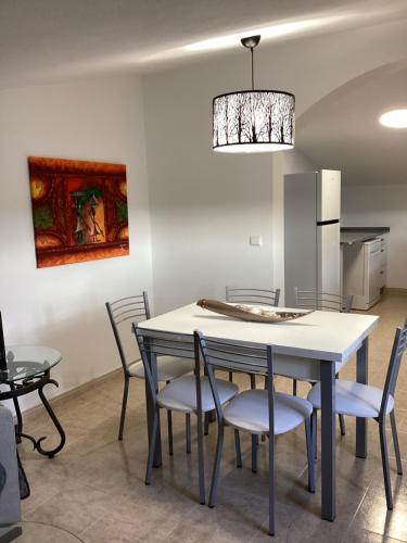 a dining room with a table and chairs at VISTA MAR in Lourinhã