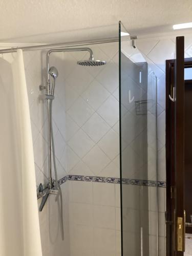 eine Dusche mit Glastür im Bad in der Unterkunft VISTA MAR in Lourinhã