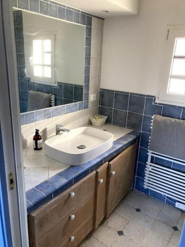 une salle de bain avec un lavabo et un miroir dans l'établissement Agréable chambre d'hôtes avec vue sur les collines, à La Colle-sur-Loup
