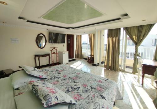 1 dormitorio con 1 cama grande y ventana grande en GRAN EMPERADOR, en Fusagasuga