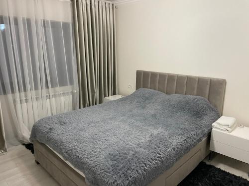a small bedroom with a bed and a window at Scandinavia Mountain View Apartment in Piatra Neamţ
