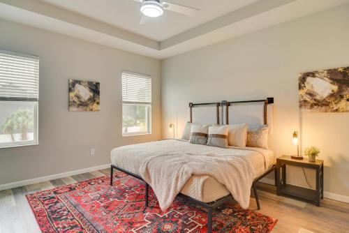 een slaapkamer met een bed en een tapijt bij Sun Bay South Tampa Rental about 2 Mi to Ballast Point in Tampa