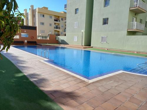 - une piscine au milieu d'un bâtiment dans l'établissement Apartamento en Tenerife Islas Canarias, à Candelaria
