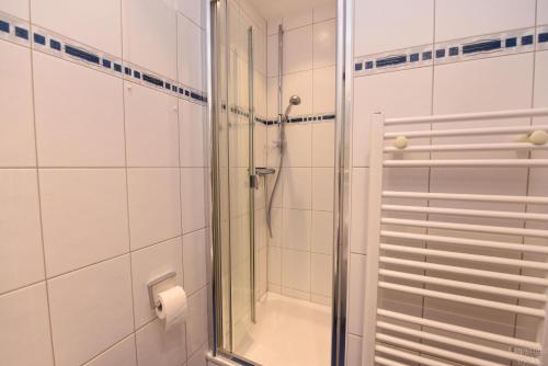 y baño con ducha y puerta de cristal. en Haus "Atlantic" Appartement ATL303, en Cuxhaven