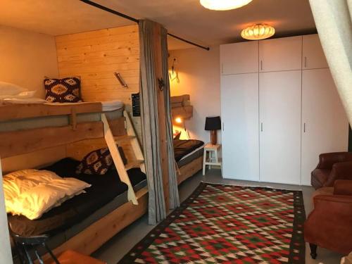 - une chambre avec 2 lits superposés et un salon dans l'établissement Unikt boende, bästa läge, ski-in/ski-out Björnrike, à Vemdalen
