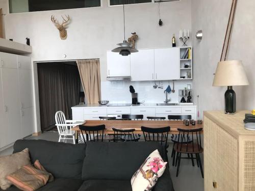 un salon et une cuisine avec un canapé et une table dans l'établissement Unikt boende, bästa läge, ski-in/ski-out Björnrike, à Vemdalen