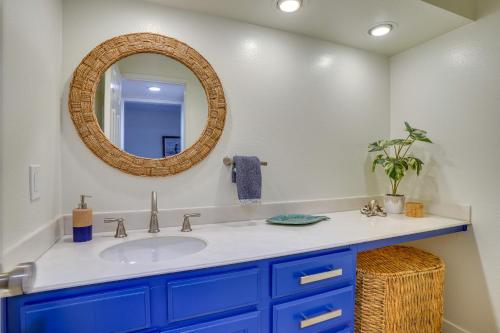 uma casa de banho com um lavatório e um espelho em Spacious Dana Point Condo - 1 Mi to State Beach! em Dana Point