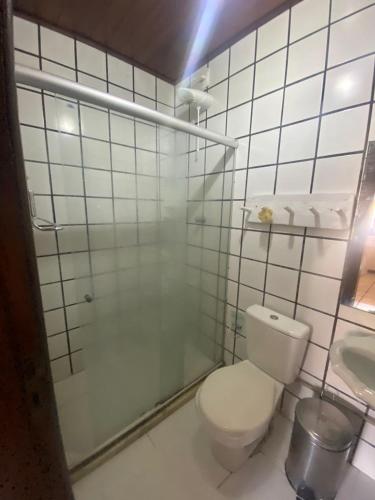 bagno bianco con servizi igienici e lavandino di Casa Gaúcho a Morro de São Paulo