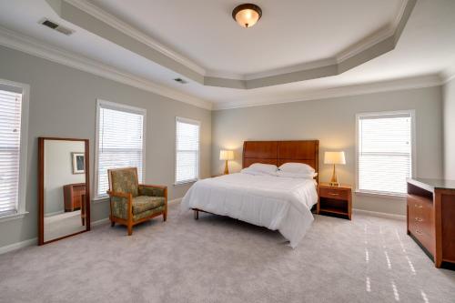 um quarto com uma cama, uma cadeira e janelas em Springfield Sanctuary with Spacious Deck! em Springfield