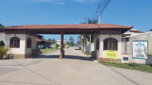 a small building with a roof on a street at Casa em Unamar, Cabo Frio - com piscina privativa in Cabo Frio