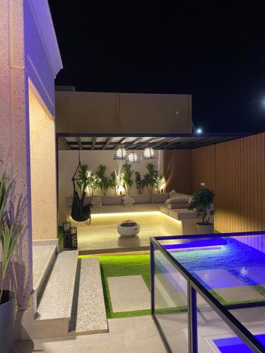uma casa com piscina e sala de estar em أكوا فيلا Aqua Villa em Madīnat Yanbu‘ aş Şinā‘īyah