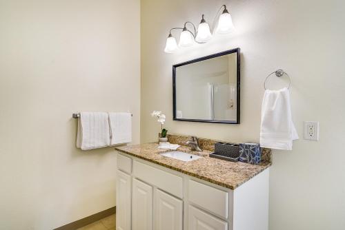 W łazience znajduje się umywalka i lustro. w obiekcie Portland Apartment about 1 Mi to Downtown! w mieście Portland