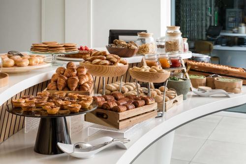 - un buffet composé de nombreux types de pâtisseries et de tartes dans l'établissement YOTEL Porto, à Porto