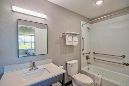 La salle de bains est pourvue d'un lavabo, de toilettes et d'un miroir. dans l'établissement Studio 6 Rosenberg TX, à Rosenberg