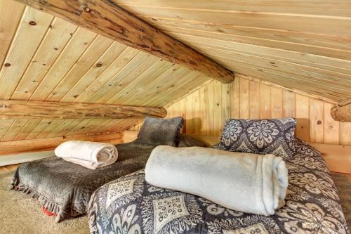 Posezení v ubytování Cozy Farm Cabin - 9 Mi to Trout Creek!