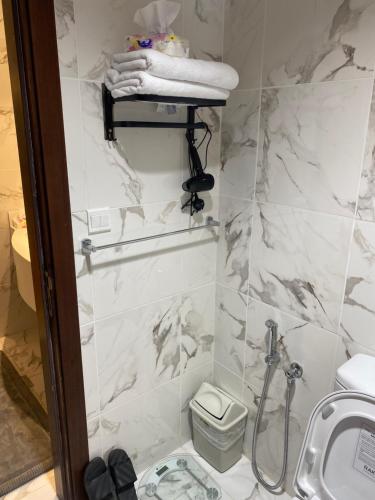a bathroom with a shower and a toilet and a sink at أكوا فيلا Aqua Villa in Madīnat Yanbu‘ aş Şinā‘īyah