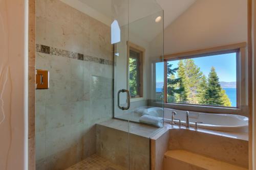 Koupelna v ubytování Huckleberry Haven by Tahoe Getaways - Luxury Lake View 4BR in North Lake with Private Hot Tub
