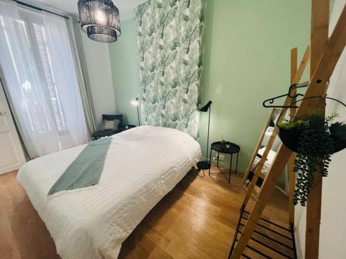 une chambre avec un lit blanc et un escalier dans l'établissement Magnifique appartement quartier joliette, à Marseille