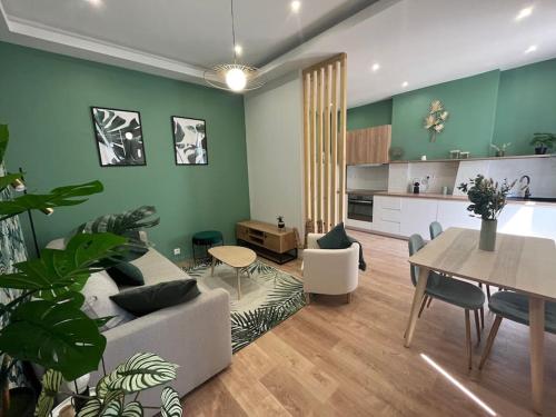 un salon avec un canapé et une table et une cuisine dans l'établissement Magnifique appartement quartier joliette, à Marseille