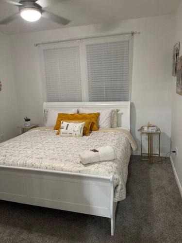 un letto bianco con due cuscini sopra in una camera da letto di Midtown Getaway a Houston