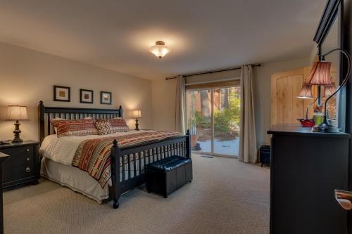 une chambre avec un lit et une grande fenêtre dans l'établissement Lake Haven at Dollar Point - Spacious 4 BR w Lake Views, Sauna, Near Ski Resorts!, à Tahoe City
