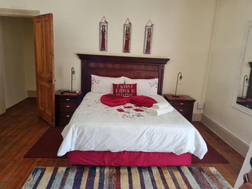 アリワル・ノースにあるSondela Bed & Breakfastのベッドルーム1室(大型ベッド1台、ナイトスタンド2台付)