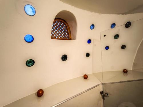 a room with a wall filled with blue and black buttons at Casa Iglú in Santa Sofía