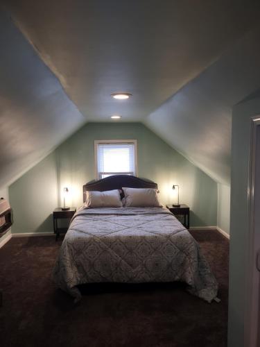 - une chambre avec un grand lit et 2 tables de chevet dans l'établissement Roseville Retreat, à Roseville