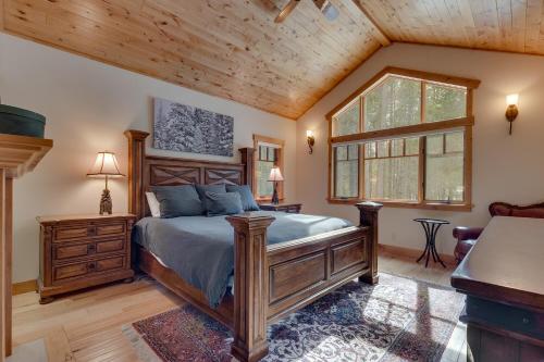 1 dormitorio con cama y ventana en Majestic Woods at Tahoe Donner - High End Craftsman w Game Room, Hot Tub, Amenity Access, en Truckee