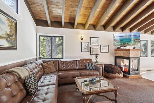 Un lugar para sentarse en On the Edge at Alpine Meadows - Fireplace- Mountain Views- Great Location! Shuttle Service!
