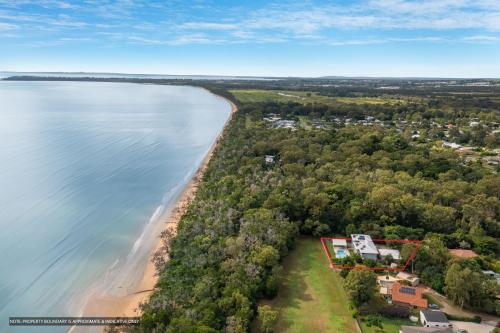 uma vista aérea da costa de uma praia em Absolute Beachfront Luxury Entertainer - Dundowran Beach em Hervey Bay