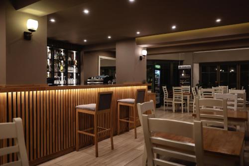 Khu vực lounge/bar tại Hotel Romeo