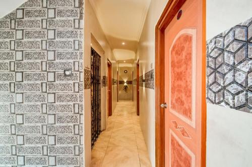 korytarz z ceglaną ścianą i drzwiami w obiekcie Super OYO Flagship Hotel Tejasri Residency w mieście Widźajawada