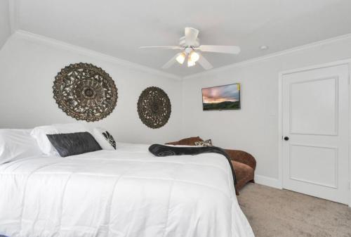 1 dormitorio con cama blanca y ventilador de techo en Peaceful Queen Master Suite en Houston