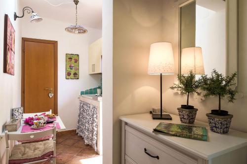 W łazience znajduje się toaletka z lampką i lustrem. w obiekcie Attico Finocchiaro - Terrazza in Centro Wifi Free w mieście Palermo