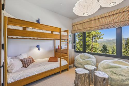 เตียงสองชั้นในห้องที่ Soaring Peak at Northstar- Endless Views at this Deluxe Ski-in Ski-out Northstar Residence