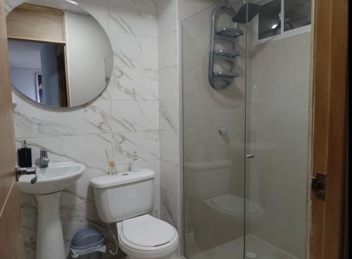 a bathroom with a shower and a toilet and a sink at Apto 3 habit +2TV-Wifi, Netflix-Parqueadero gratis in Barranquilla