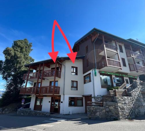a building with two red arrows on top of it at Appartement 6-8 personnes à 3 minutes des pistes in Peisey-Nancroix