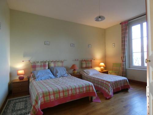 1 Schlafzimmer mit 2 Betten und einem Fenster in der Unterkunft Gîte Les Ressuintes, 3 pièces, 5 personnes - FR-1-581-37 