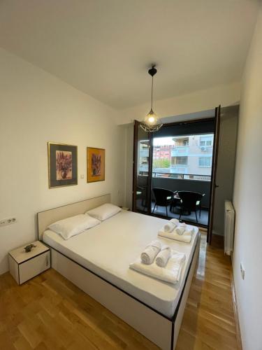 1 dormitorio con 1 cama con toallas en Diamond of Skopje, en Skopje