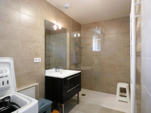 La salle de bains est pourvue d'un lavabo et d'une douche avec un miroir. dans l'établissement Gîte Thivars, 4 pièces, 6 personnes - FR-1-581-114, à Thivars
