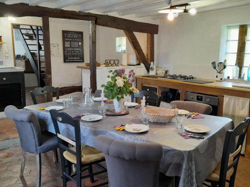 une table dans une cuisine avec un chiffon de table dans l'établissement Gîte familial à Arrou avec jardin, babyfoot, mezzanine suspendue et cuisine équipée - FR-1-581-93, à Arrou