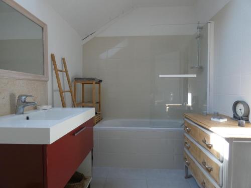 Kúpeľňa v ubytovaní Gîte Rénové avec Jardin Clos et Terrasse - Idéal Familles/Amis, Eure-et-Loir, Proche Nogent le Rotrou - FR-1-581-104