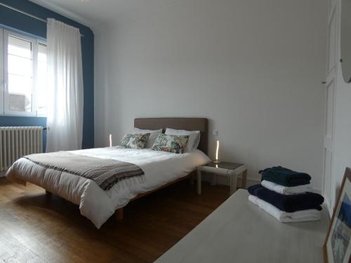 Schlafzimmer mit einem Bett und einem Fenster in der Unterkunft Gîte Challet, 5 pièces, 6 personnes - FR-1-581-105 