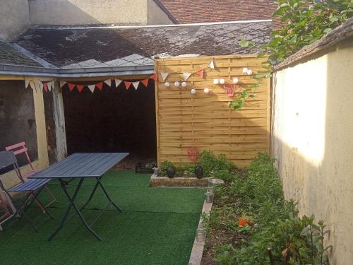 Élégante maison de ville avec cour intérieure, centre de Châteaudun, proche sites touristiques - FR-1-581-115