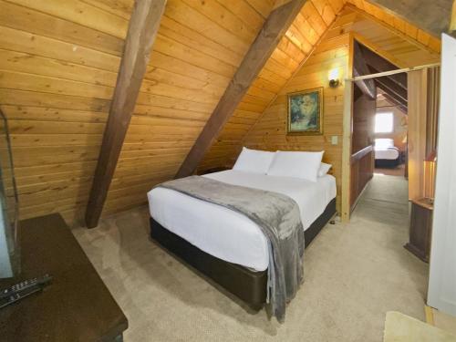 Postel nebo postele na pokoji v ubytování Whispering Pines Getaway