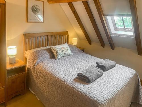 1 dormitorio con 1 cama con 2 toallas en The Old Carthouse, en Abbots Bromley