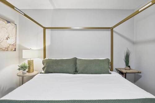 Gulta vai gultas numurā naktsmītnē Comfort & Convenience 3bd, 15 Near Hwy & Mall