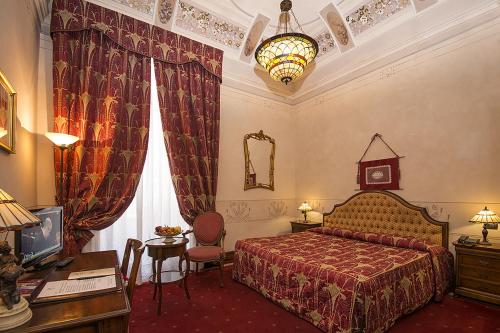 Un pat sau paturi într-o cameră la Liberty Hotel
