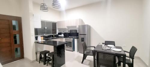 Kitchen o kitchenette sa Suite Posada Express with Free Airport Shuttle